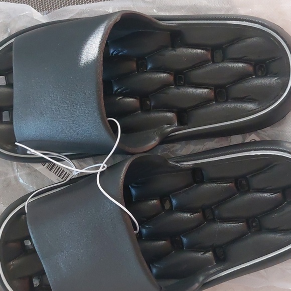 Shower slides sz 8.5-9 - Picture 4 of 16